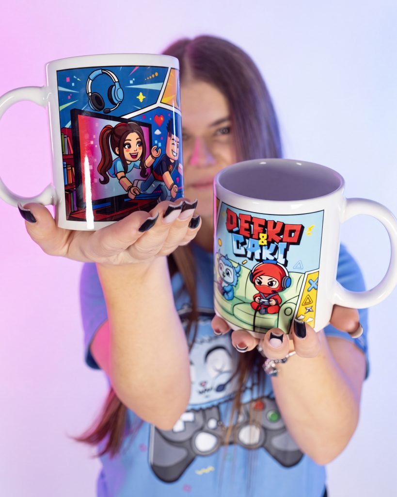 Šmigićka drži dve gaming šolje Defko i Caki