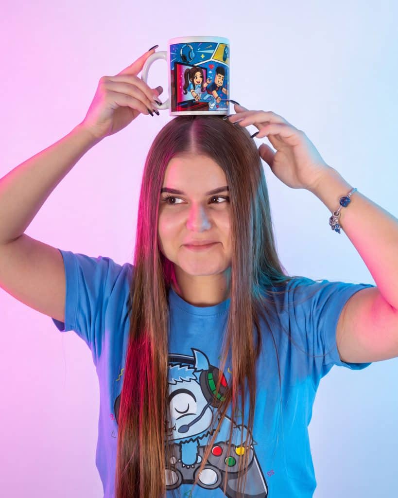 Šmigićka sa gaming šoljom na glavi