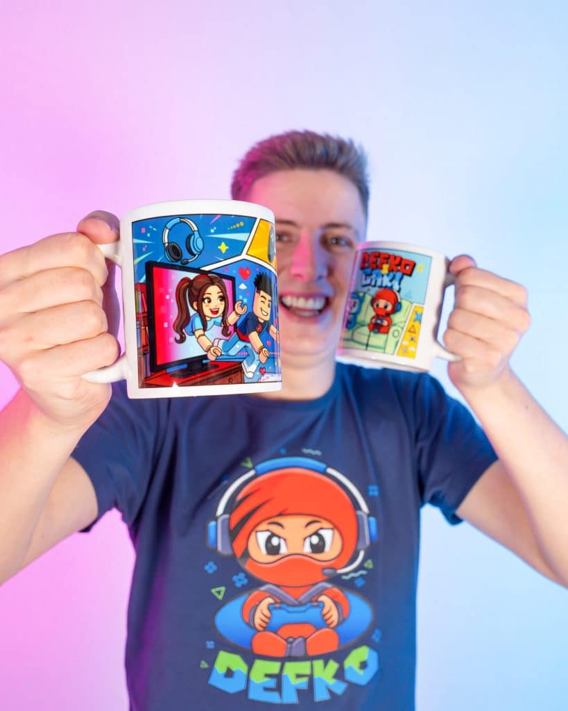 Novke drži dve gaming šolje Defko i Caki